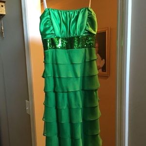 Green Ruffle Formal Gown size 9/10 NWT